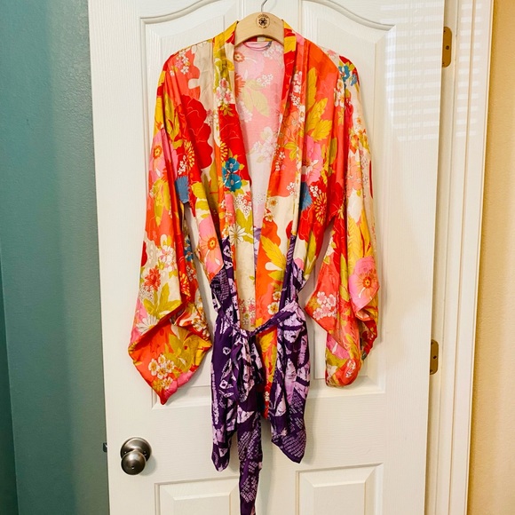EUC Spell & the Gypsy Collective Chilli Tropicana Tyler Short Robe - Picture 4 of 16
